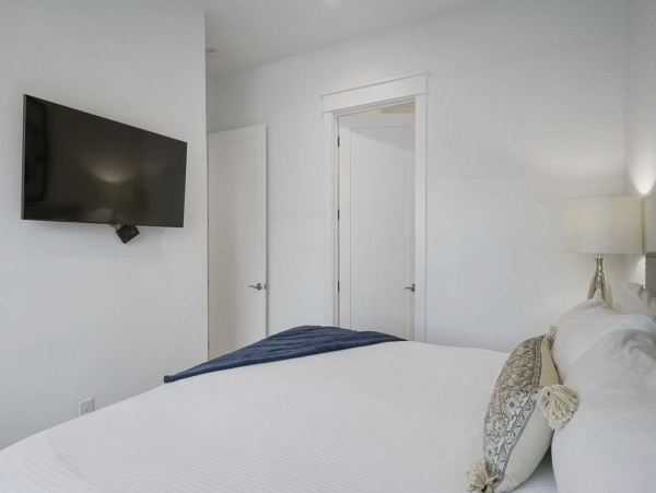 Beachfront Luxury Six Bedroom Vacation Rental in Destin with Rooftop Pool